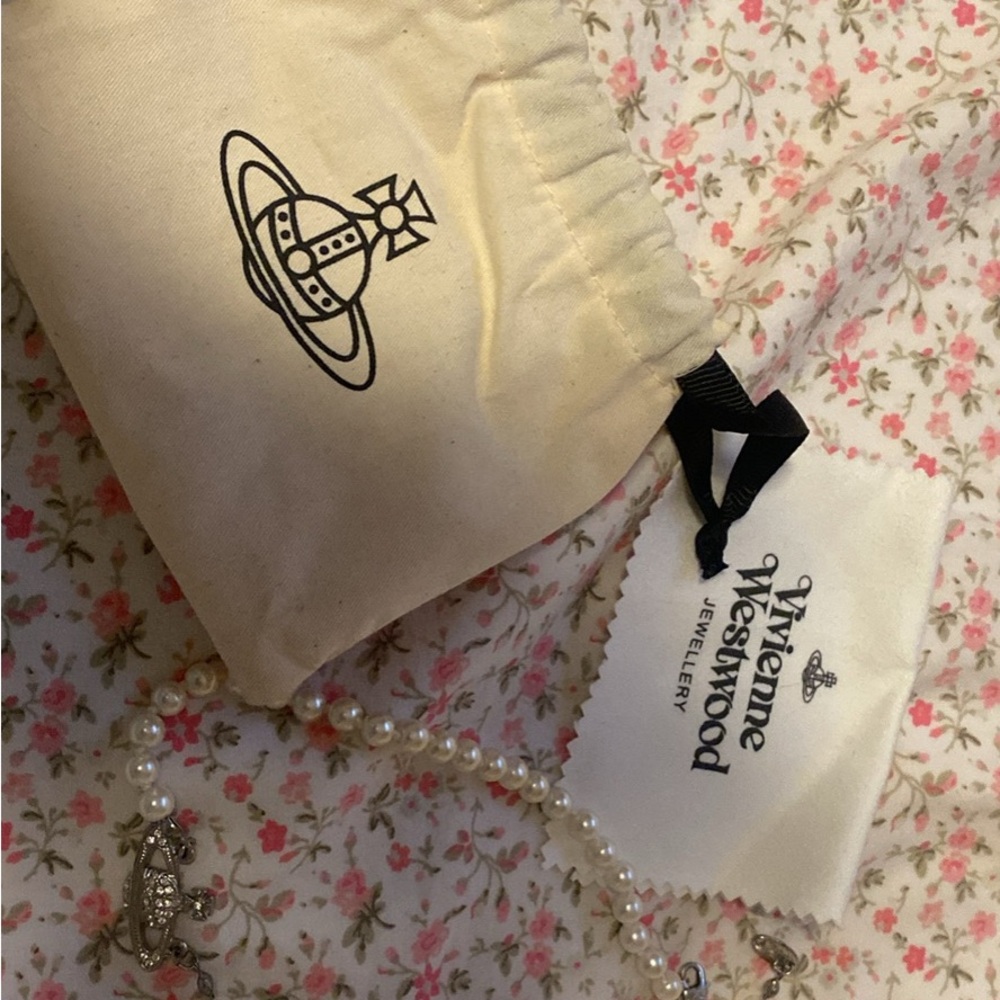 Vivienne Westwood Cream Pouch with Pearl Necklace - Picture 1 of 1